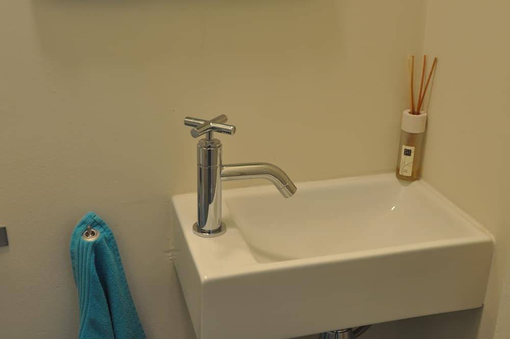 Geheel appartement, Modern very bright apartment in the city centre, free Netflix in Antwerpen, Antwerpen en omgeving