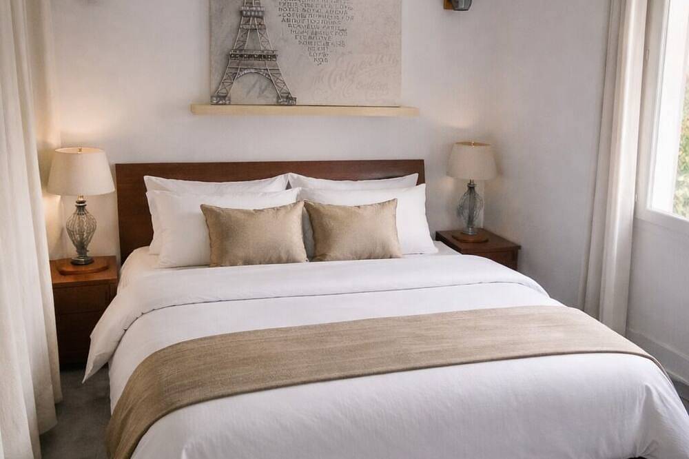 Detached 2-bedroom house with private garden and terrace. Quiet location and pool in Pertuis, Parc naturel régional du Luberon