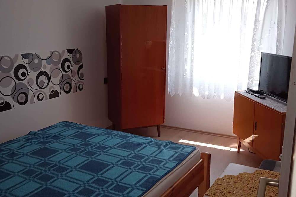 Casa vacacional con columpio y ducha de jardín in Kővágóörs, Lago Balatón