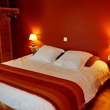 Hôtel pour 2 personnes, avec vue ainsi que jardin et piscine, animaux acceptés à Augne