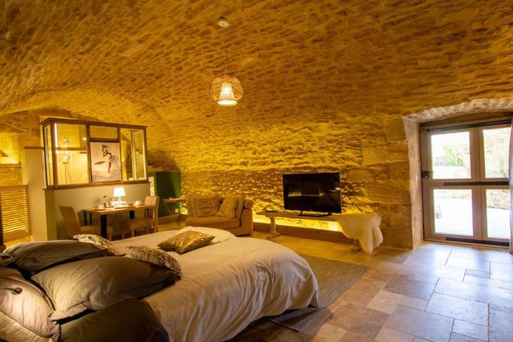 Location de vacances pour 2 personnes, avec vue et jardin à Sainte-Nathalène - 2