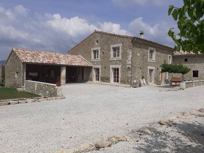 Gîte pour 8 personnes, avec terrasse ainsi que jardin et piscine à La Bégude-de-Mazenc - 4