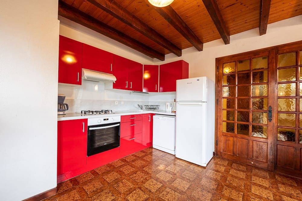 Chalet \"Gîte Serraval Choseaux\" con vistas a la montaña, jardín privado y balcón in Serraval, Región de Annecy