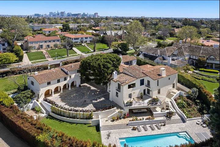 Vacation rental for 16 people in Hancock Park