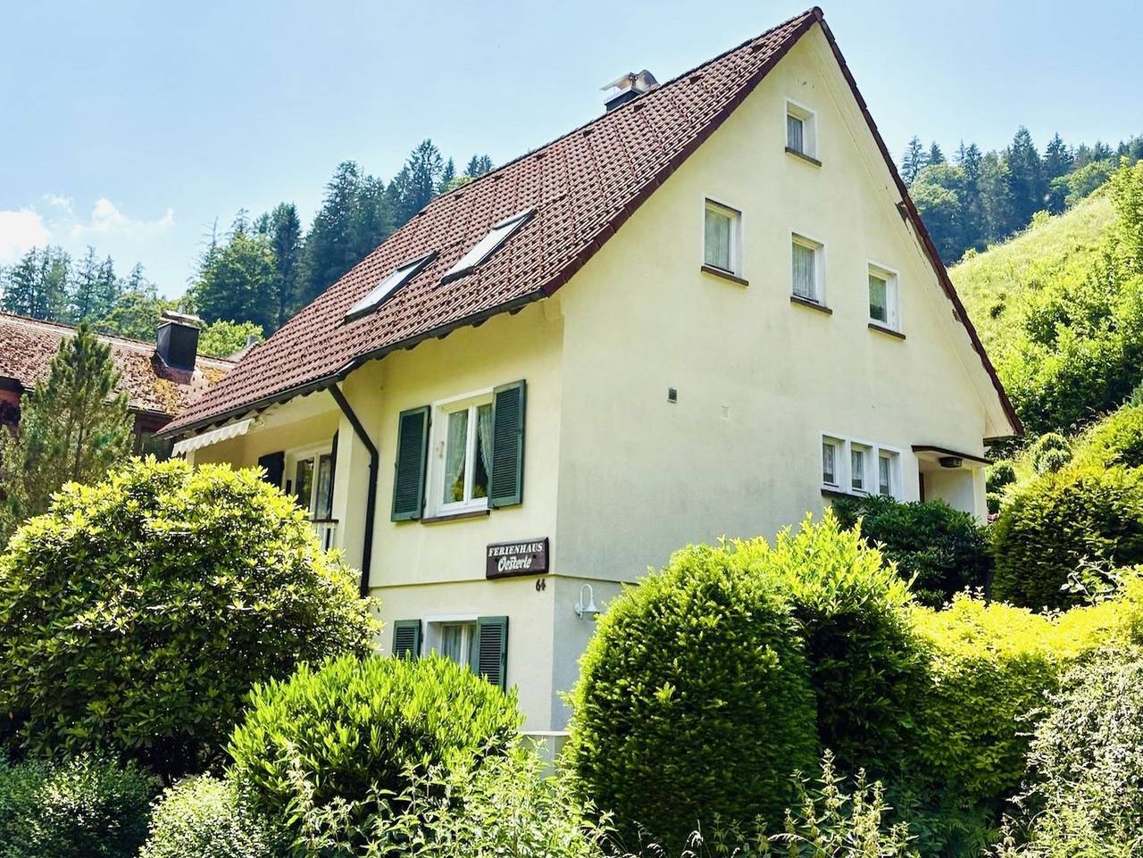 Ferienhaus Oesterle - Ferienhaus Oesterle - Idyllisches Schwarzwaldhaus am Bach mit Terrasse & Balkon in Schönmünzach, Baiersbronn