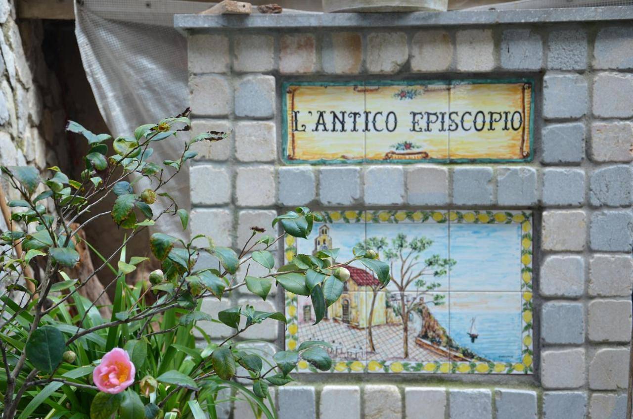 L'Antico Episcopio in Pontone, Scala