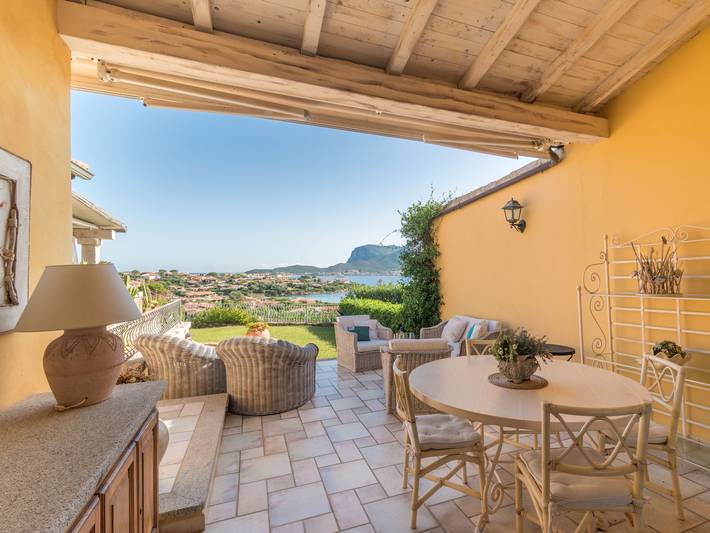 Appartamento per 5 persone, con terrazza e panorama nonché giardino, con animali domestici in Golfo Aranci
