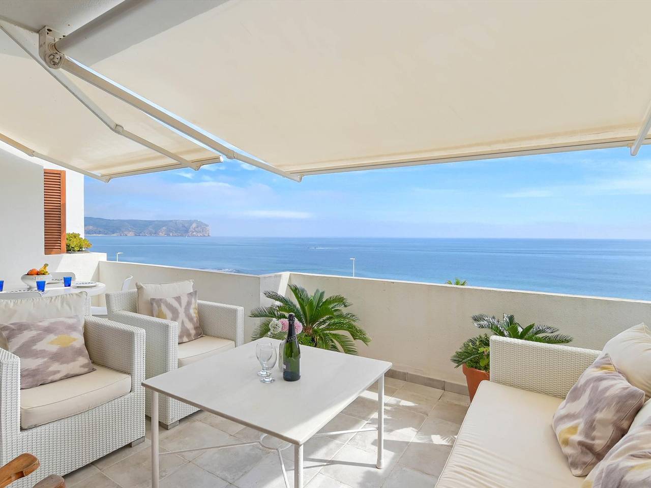 Apartamento entero, Apartamento cómodo con piscina comunitaria a 25 m de la playa, 2 habitaciones, cerca de servicios in Playa del Arenal, Jávea