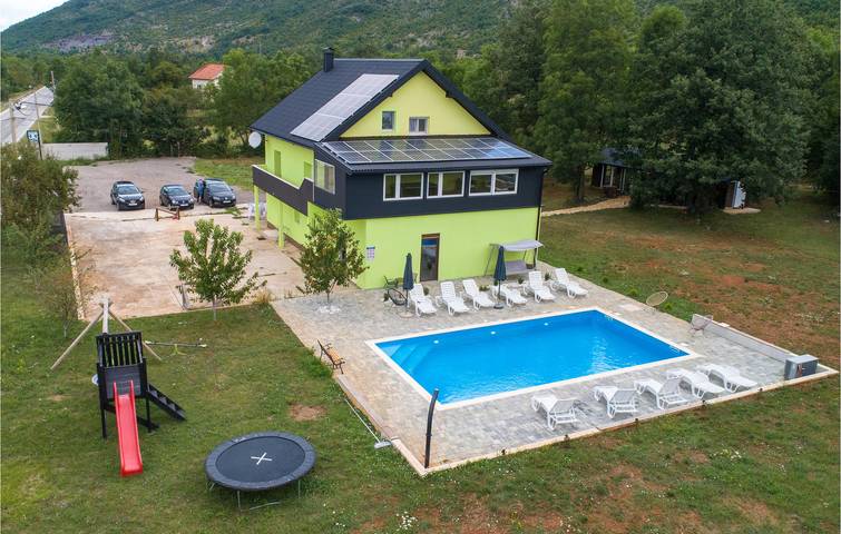 Smještaj za odmor za 14 osoba, s vrt i hidromasažna kada, kao i bazen i sauna u Ličko-senjska županija