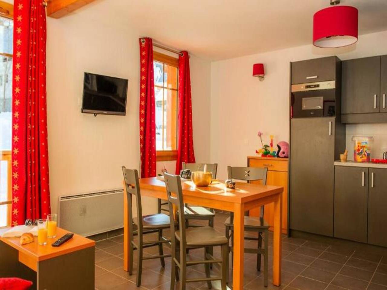 Ganze Wohnung, Apartment in Savoie mit beheiztem Pool in Saint-Colomban-des-Villards, Region Saint-Jean-de-Maurienne
