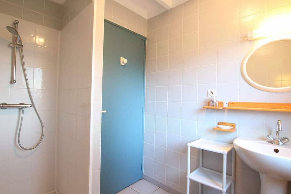 Charming Cottage by the Sea: Pet-Friendly, Sports Facilities, Wi-Fi, Near Surf Beach! in Siouville-Hague, Côte de la Déroute