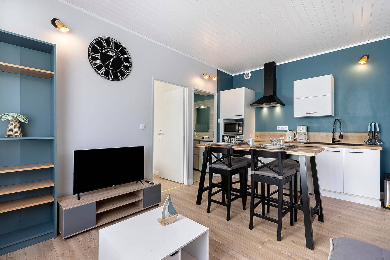 Casa vacacional 'L'oeillet Blanc' con terraza privada, Wi-Fi y aire acondicionado in Saint-Jean-de-Monts, Vandea