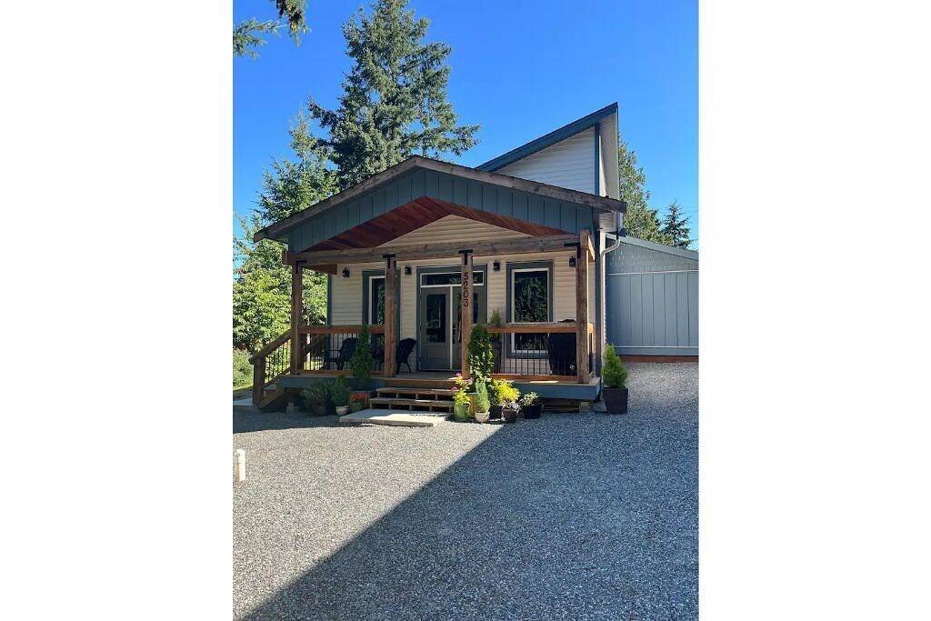 “Between Two Lakes”. New 2 Bedroom Entire Home! (Sleeps 6). in Nanaimo, Regional District of Nanaimo