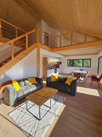 Gîte pour 8 personnes, avec sauna ainsi que terrasse et vue à Le Bleymard