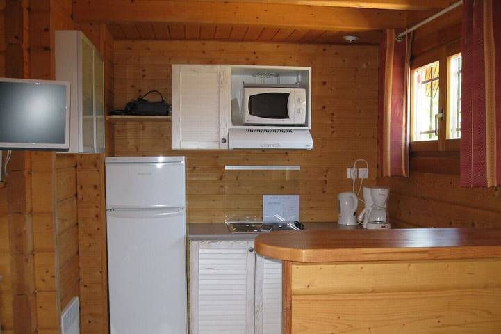 Chalet pour 6 personnes, avec sauna et terrasse ainsi que jardin et jacuzzi