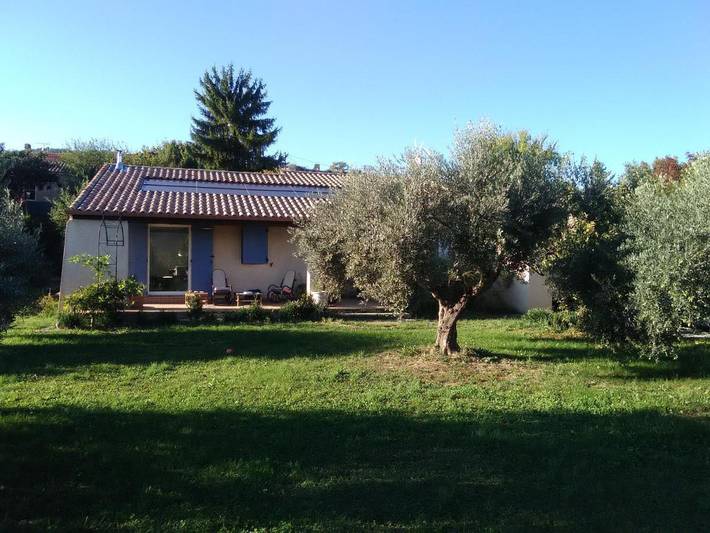 Location de vacances pour 8 personnes, avec terrasse ainsi que piscine et vue à Peyruis