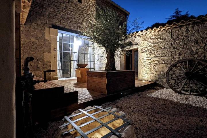 Location de vacances pour 4 personnes, avec piscine ainsi que terrasse et jardin à Saint-Clément - 2