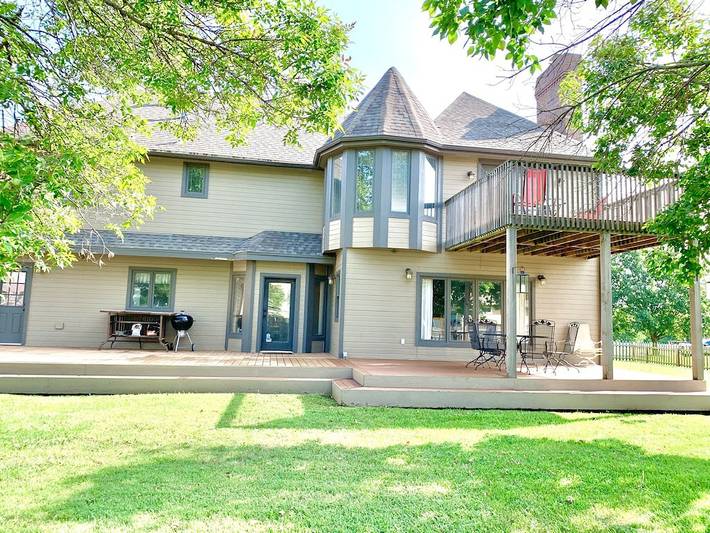 Vacation house for 16 people, with yard in Kansas