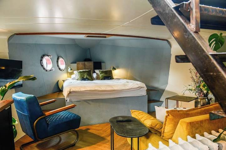 New: luxurious and spacious boutique houseboat with sauna in Dutch Coast