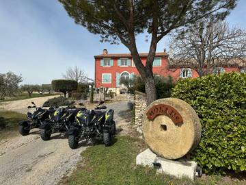 Gîte pour 8 personnes, avec jardin ainsi que terrasse et piscine à Saint-Jurs