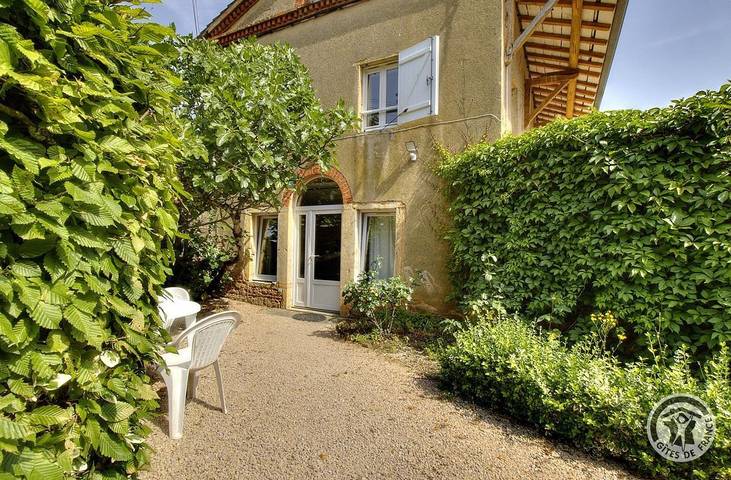 Gîte pour 2 personnes, avec Terrasse ainsi que Jardin et Piscine à Saint-Julien (Rhône)