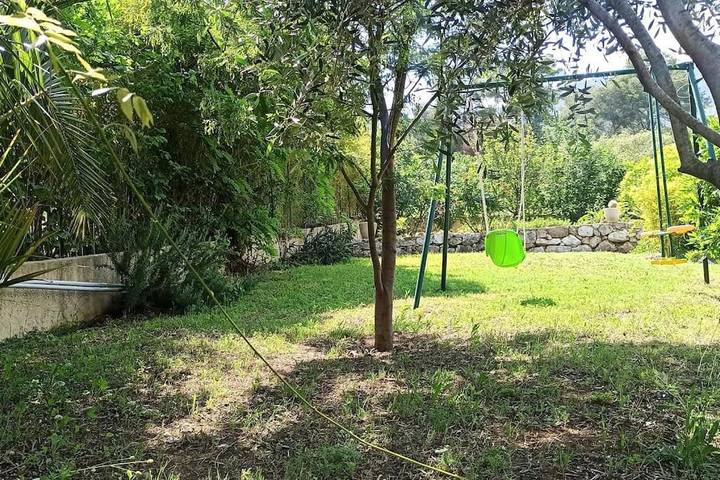 Location de vacances pour 5 personnes, avec vue et jardin à Carros - 2