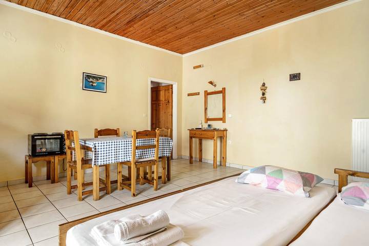Entire studio, Studio Apartment 'Lefkothea' with Sea View, Wi-Fi, and Air Conditioning in Frini, Lefkada City