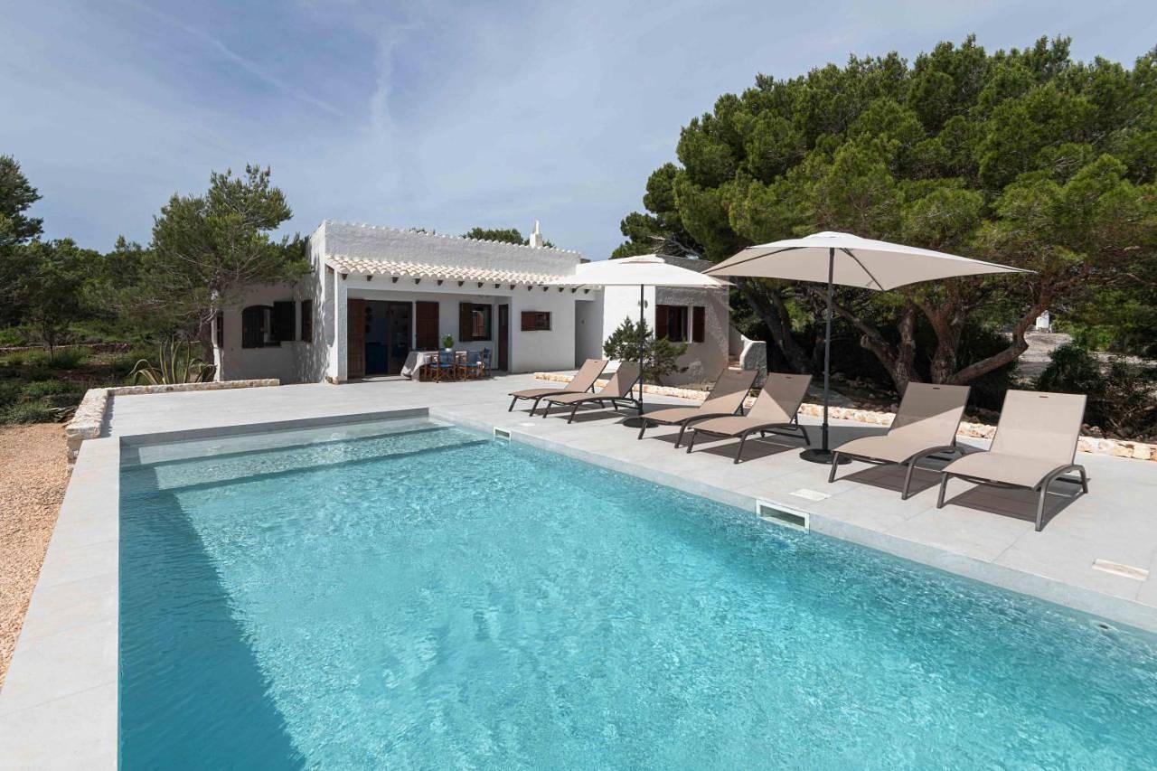 Villa Menorquina con piscina en la playa in Cala Morell, Ciutadella