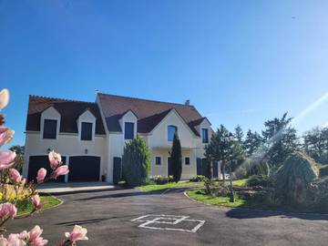 Cottage pour 2 personnes, avec terrasse et piscine ainsi que vue et jardin dans Moisenay