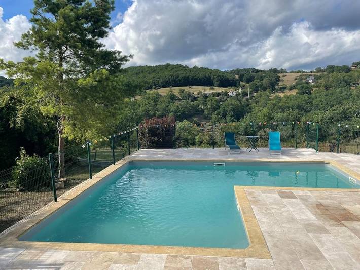 Location de vacances pour 4 personnes, avec piscine ainsi que vue et balcon à La Bachellerie - 2