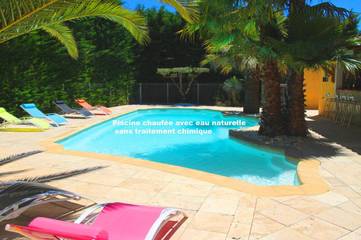 Gîte pour 4 personnes, avec piscine ainsi que vue et jardin à Saint-Laurent-des-Arbres