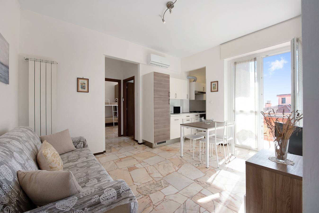 Appartamento intero, Appartamento "Bilocale Corosu con 2 balconi" con Balcone & A/C in Varazze (Città), Varazze