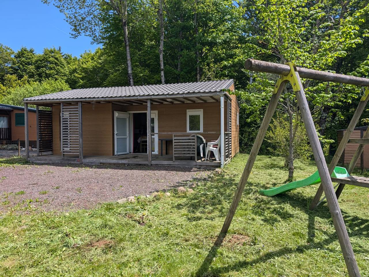 Mobil-home moderne dans la nature d'Auvergne in Égliseneuve-d'Entraigues, Parc naturel régional des Volcans d'Auvergne