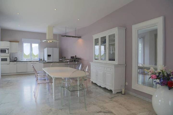 Location de vacances pour 8 personnes, avec piscine ainsi que vue et jardin, animaux acceptés à Connaux - 3