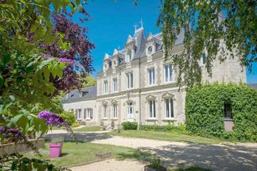 Hôtel pour 2 personnes, avec piscine ainsi que vue et jardin à Distré