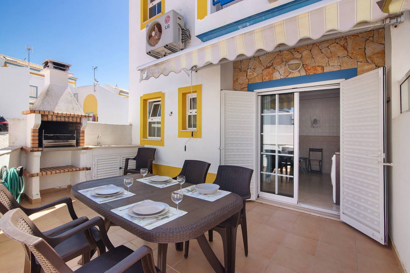 Villa 'Constança' with Shared Pool, Wi-Fi and Air Conditioning in Manta Rota, Parque Natural da Ria Formosa
