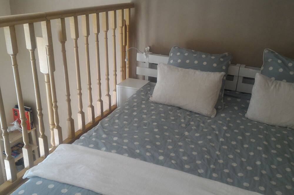 Chambre accès direct grande piscine-Coin cuisine-Parking-Aircon-Jardin in Talence, Bordeaux region
