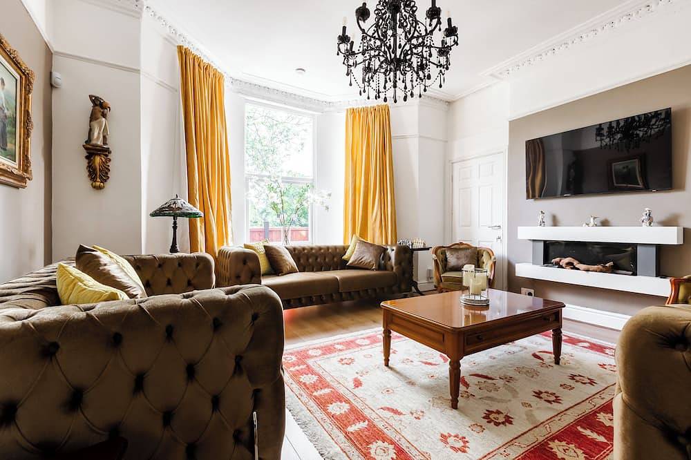 Victorian Villa: 6 En-Suites, Hot Tub, Cinema Room,  Private Parking & Park View in Liverpool, Merseyside