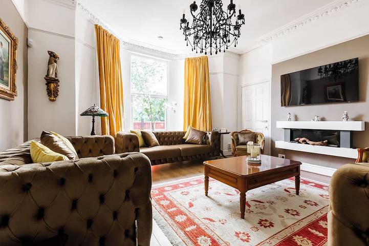 Vacation rental for 12 people, with yard and terrace as well as hot tub, with pets in Liverpool