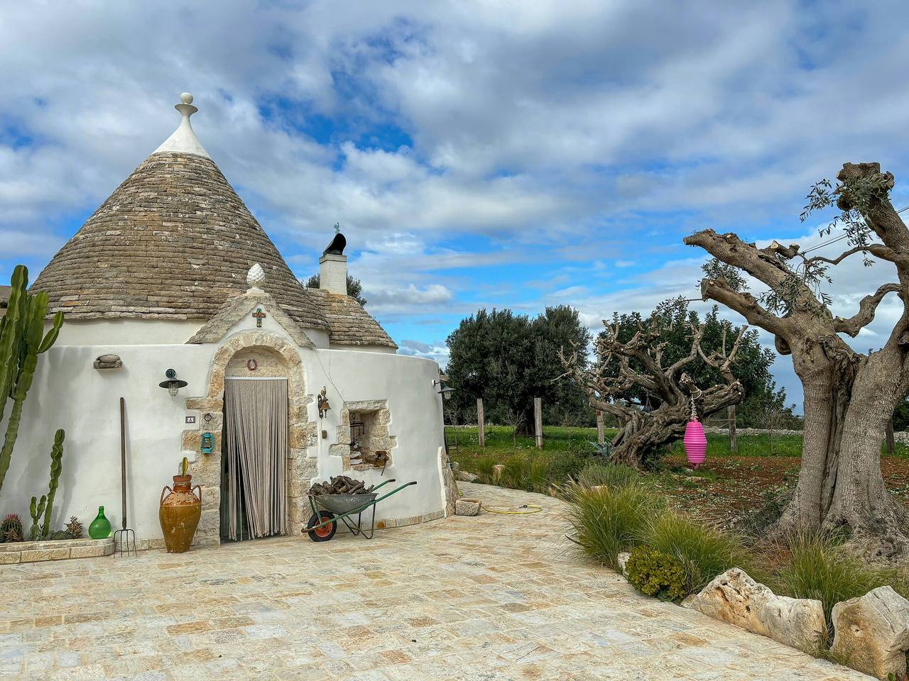 Trulli parmi les oliviers centenaires avec piscine vue mer in Fasano, Salento