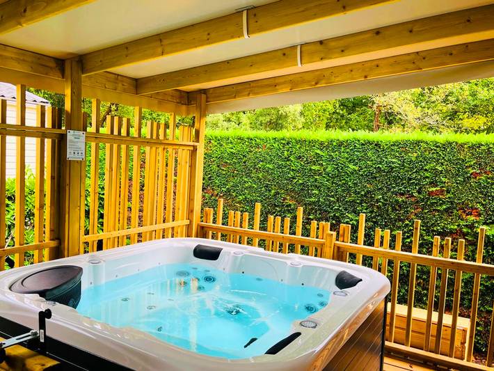 Camping pour 4 personnes, avec terrasse et piscine, animaux acceptés