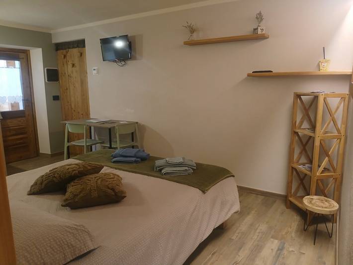 Entire studio, Studio 'Les Fleurs' with Wi-Fi in Maen, Valtournenche