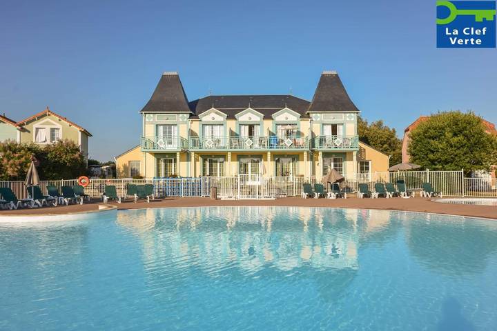 Appart’hôtel pour 4 personnes, avec jardin ainsi que vue et piscine