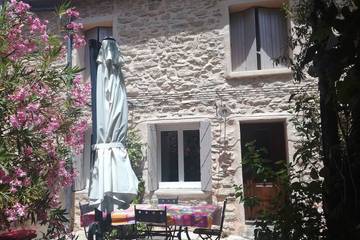 Gîte pour 4 personnes, avec terrasse ainsi que piscine et jardin à Le Barroux