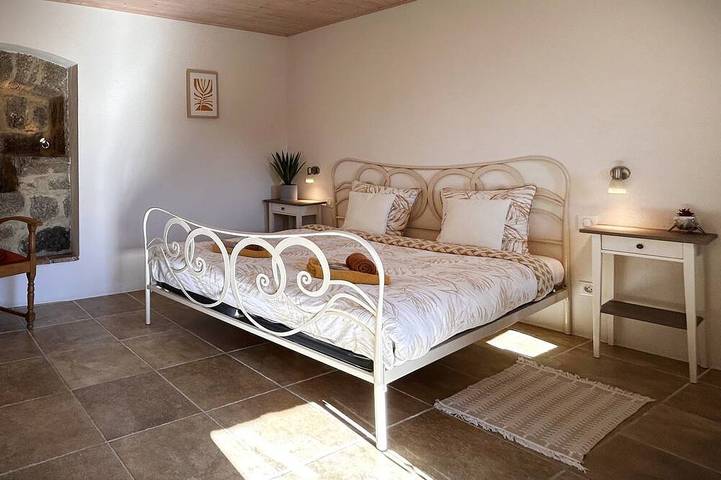 Chambre d’hôte pour 2 personnes, avec jardin ainsi que piscine et jacuzzi à Sablières