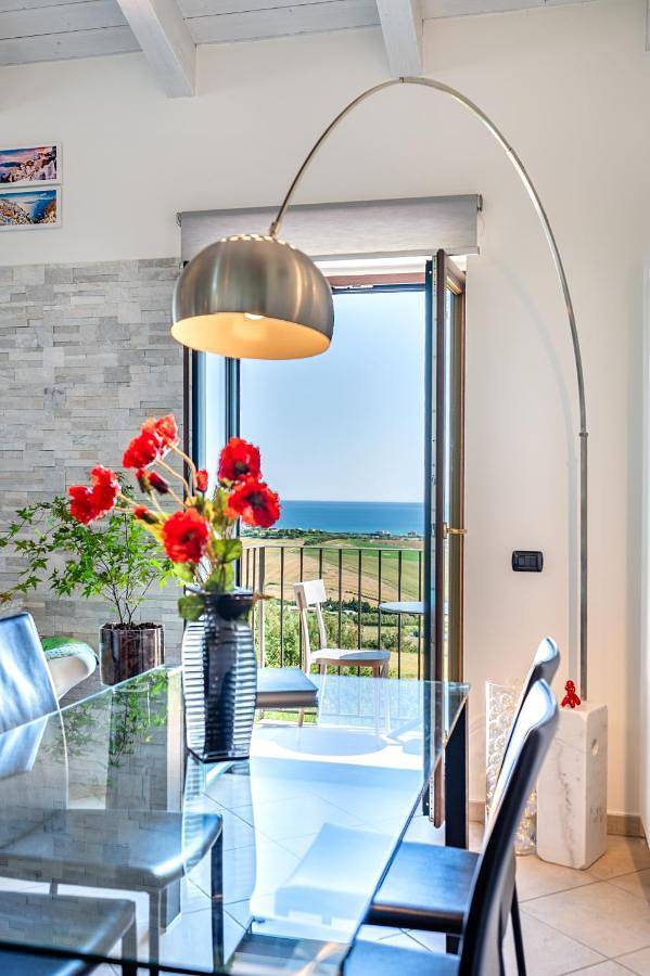 Appartamento per 4 persone, con panorama e balcone a San Costanzo