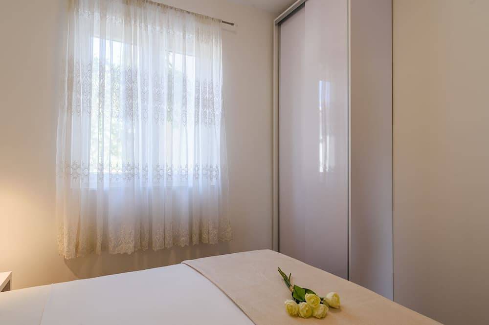 Ganze Wohnung, Luxus-Wohnung buchstäblich am Strand - spektakuläre Aussicht in Seget Vranjica, Split-Dalmatien