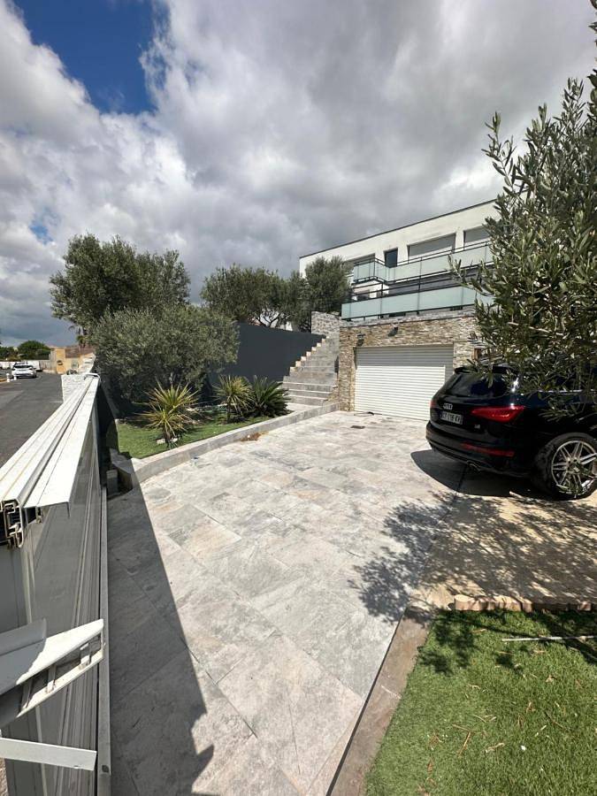 Gîte pour 3 personnes, avec vue ainsi que jardin et piscine à Villeneuve-lès-Béziers - 3