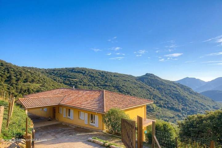 Location de vacances pour 9 personnes, avec terrasse à Arbellara