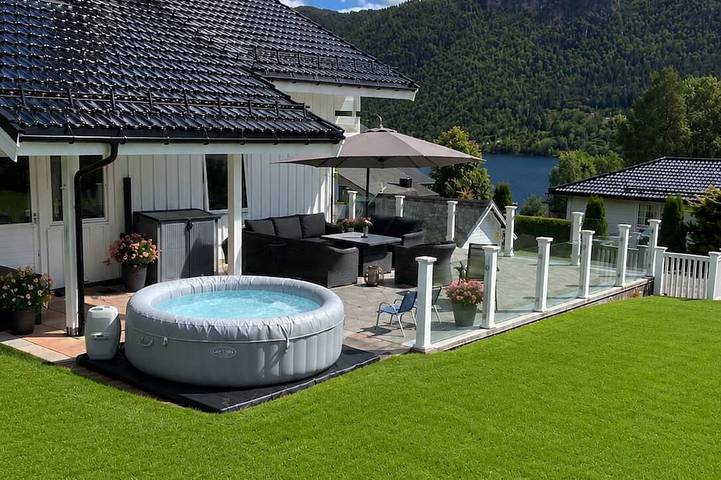 Ferienhaus für 10 Personen, mit Whirlpool und Garten sowie Sauna